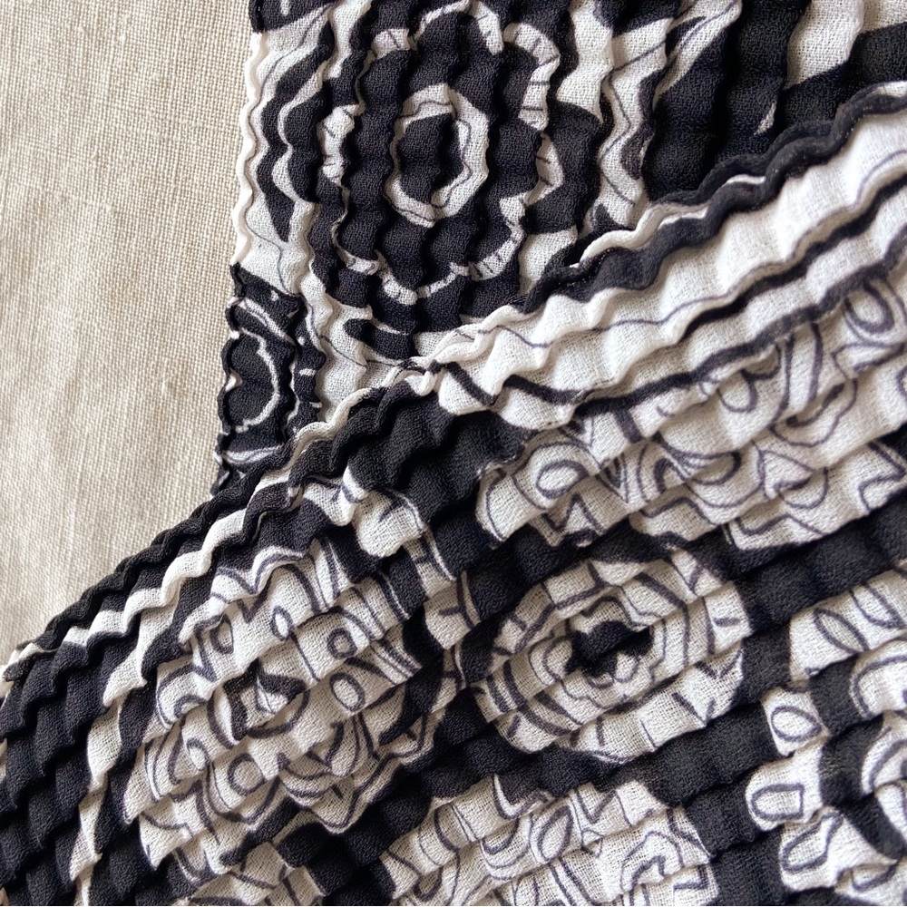 Vintage crinkled fitted abstract floral print tank top black and white - Picture 6 of 6
